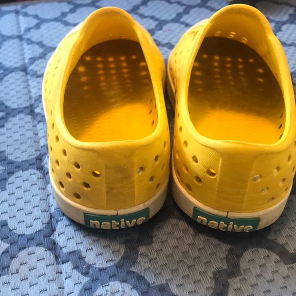 Like NEW Native Jefferson Yellow toddler shoes - Picture 5 of 9